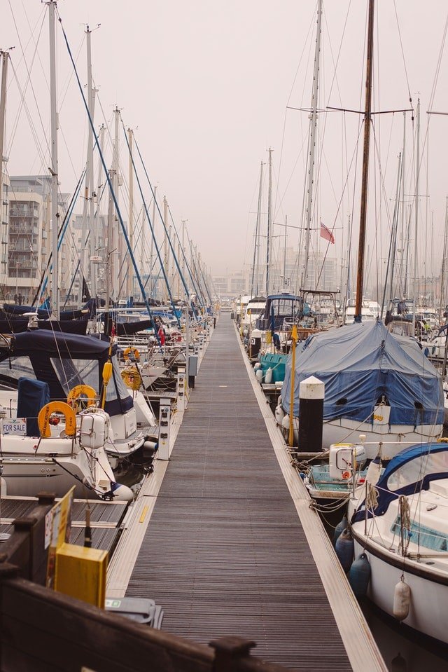 Pontoon solutions are available in abundance nowadays. From commercial marinas and fish farms, to temporary solutions for events and exhibitions, the need for pontoons varies considerably. 
